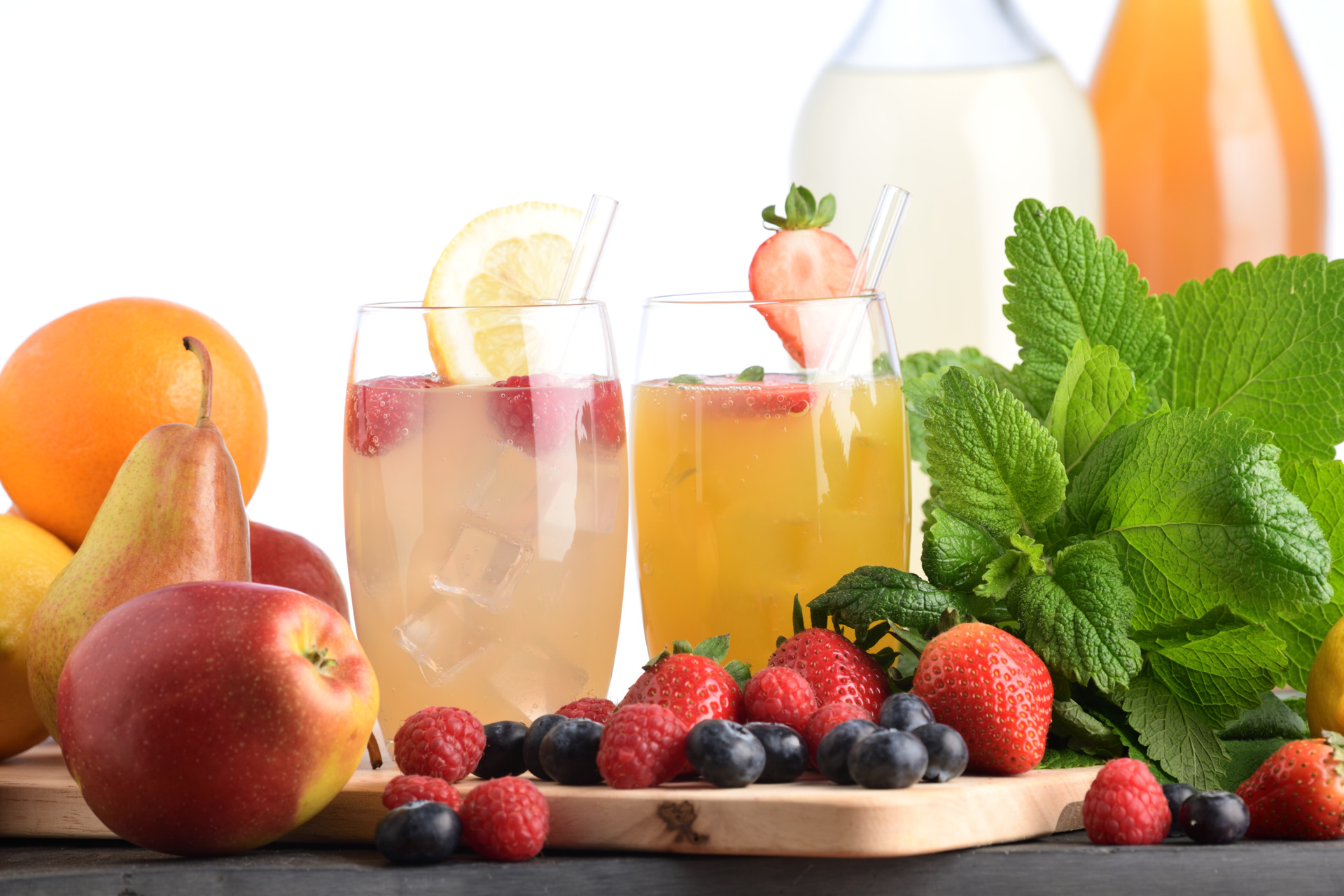 Soft drinks with ice and fresh fruit